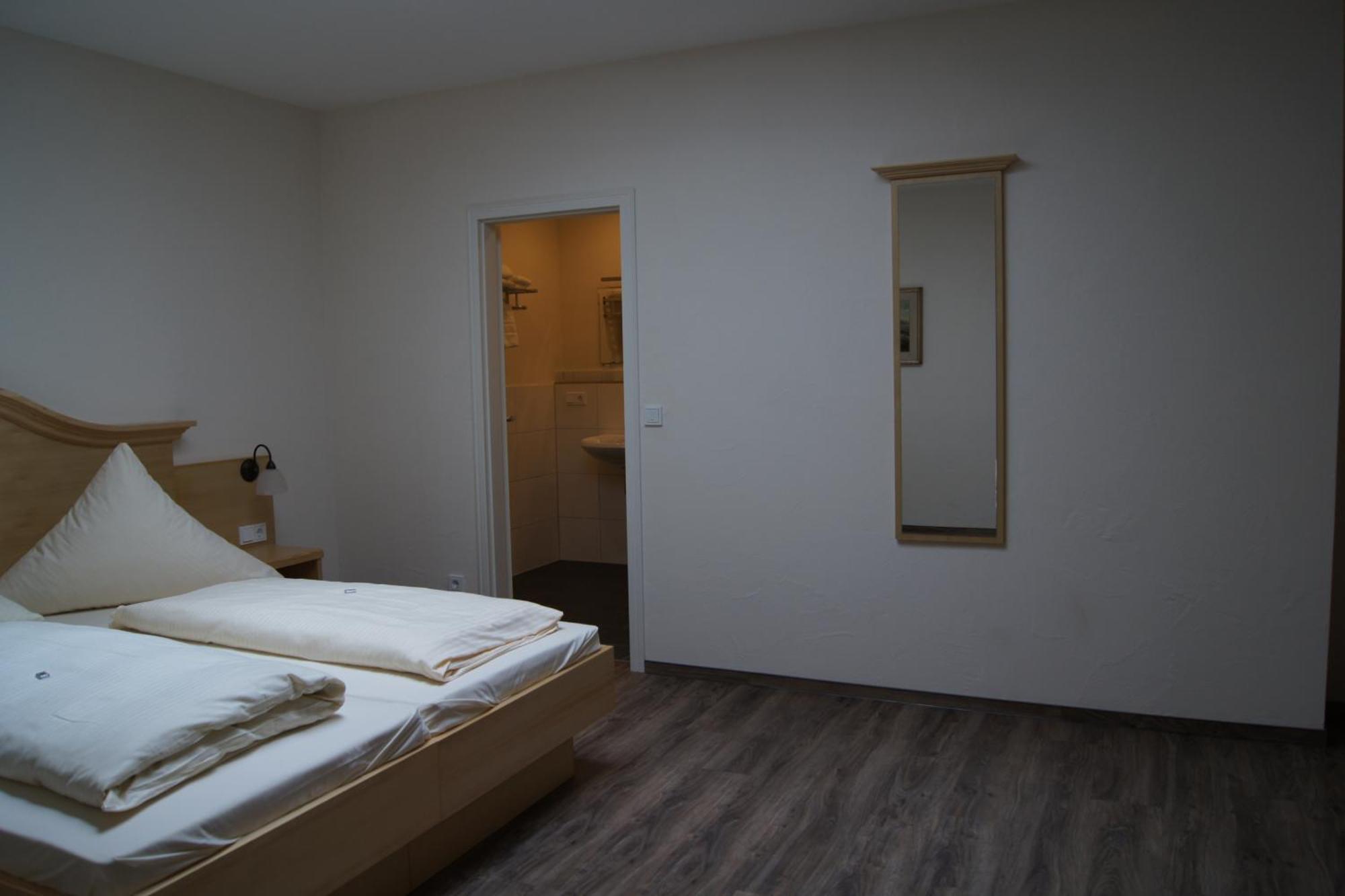 Gasthof Schoenau Heilsbronn Rom bilde